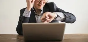 confused-businessman-checking-time-on-wristwatch-3760810 Nos encargamos de mantener tu sitio WP